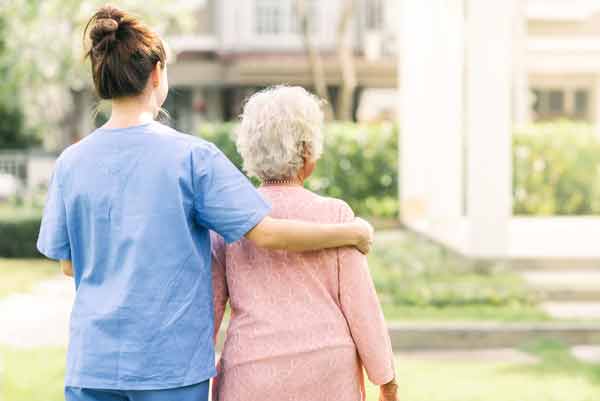 elderly-memory-care-caregiver